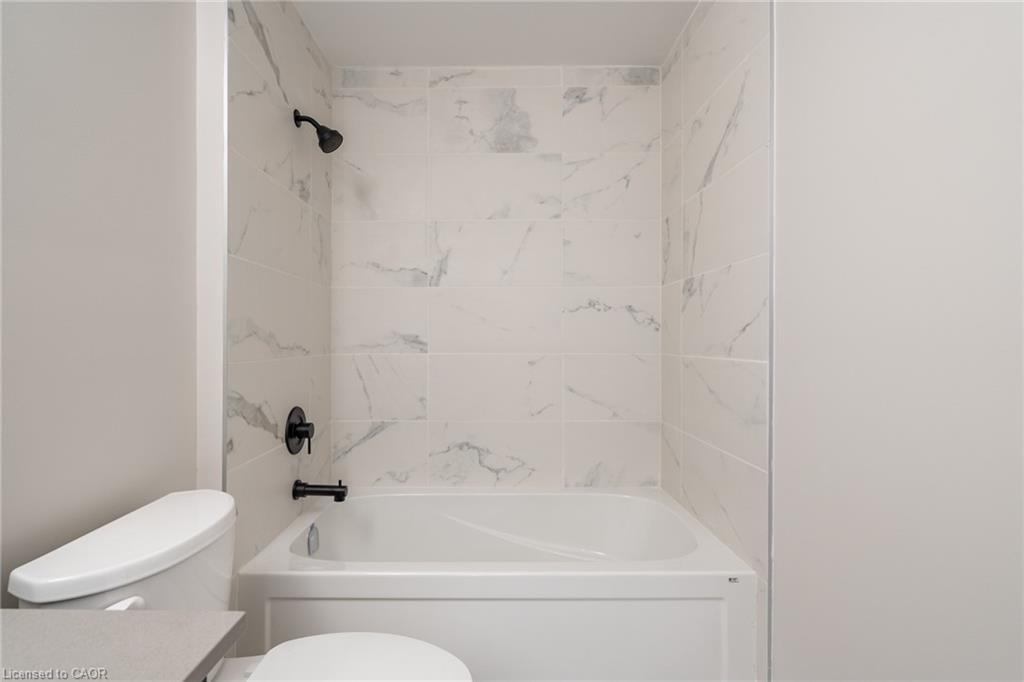 302-120 Springvalley Crescent, Hamilton, ON - Indoor Photo Showing Bathroom