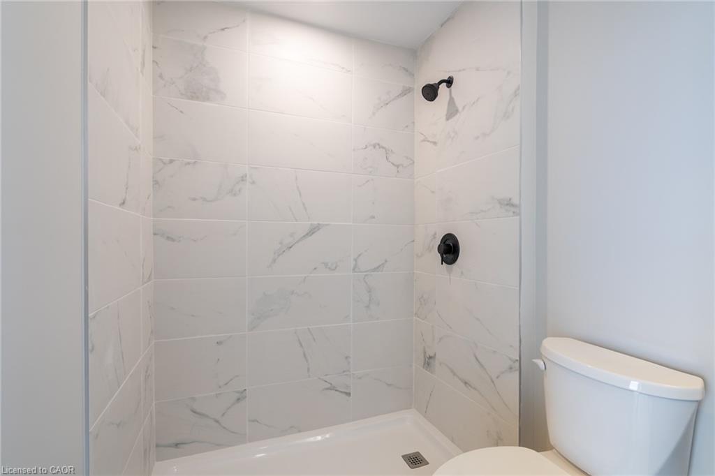 302-120 Springvalley Crescent, Hamilton, ON - Indoor Photo Showing Bathroom