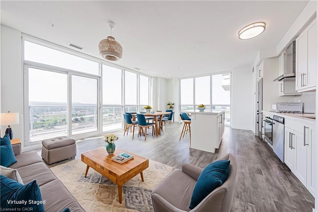 2001-2081 Fairview Street, Burlington, ON - Indoor Photo Showing Living Room