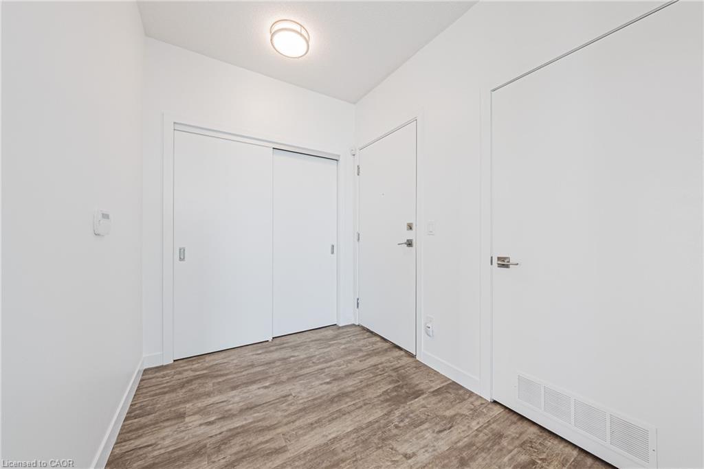 2001-2081 Fairview Street, Burlington, ON - Indoor Photo Showing Other Room