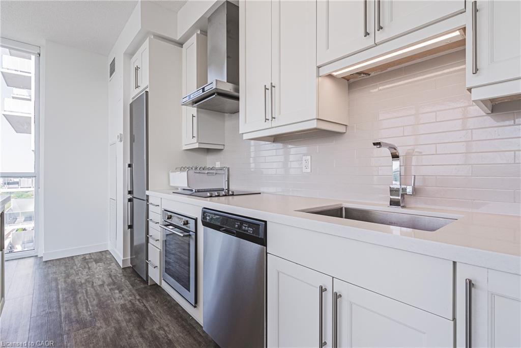 2001-2081 Fairview Street, Burlington, ON - Indoor Photo Showing Kitchen With Upgraded Kitchen