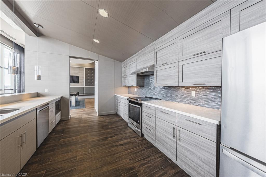 2001-2081 Fairview Street, Burlington, ON - Indoor Photo Showing Kitchen With Upgraded Kitchen
