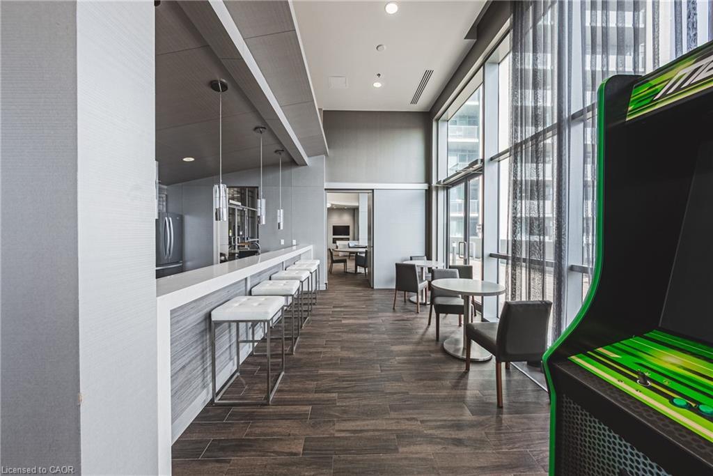 2001-2081 Fairview Street, Burlington, ON - Indoor Photo Showing Other Room