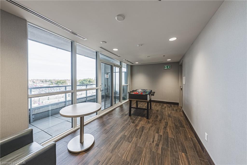 2001-2081 Fairview Street, Burlington, ON - Indoor Photo Showing Other Room