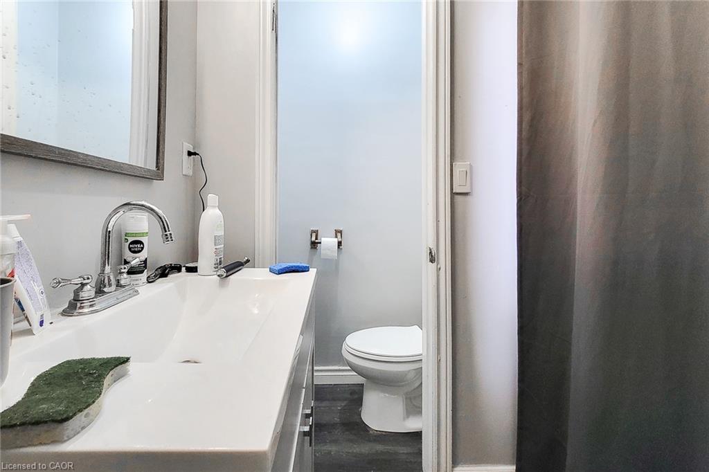 63 Paisley Avenue S, Hamilton, ON - Indoor Photo Showing Bathroom