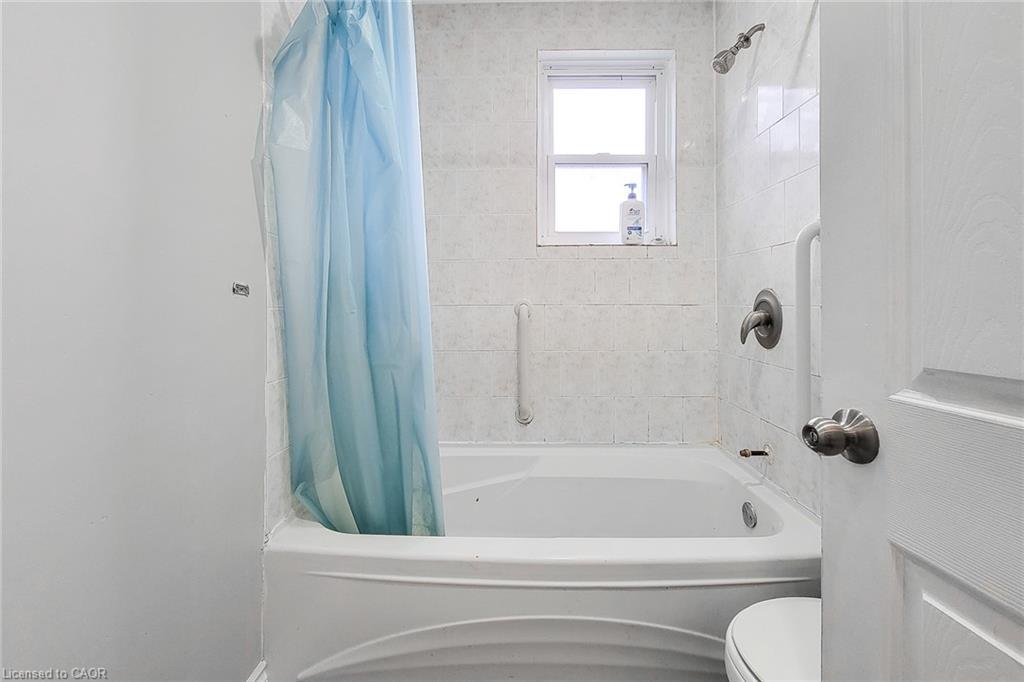 63 Paisley Avenue S, Hamilton, ON - Indoor Photo Showing Bathroom