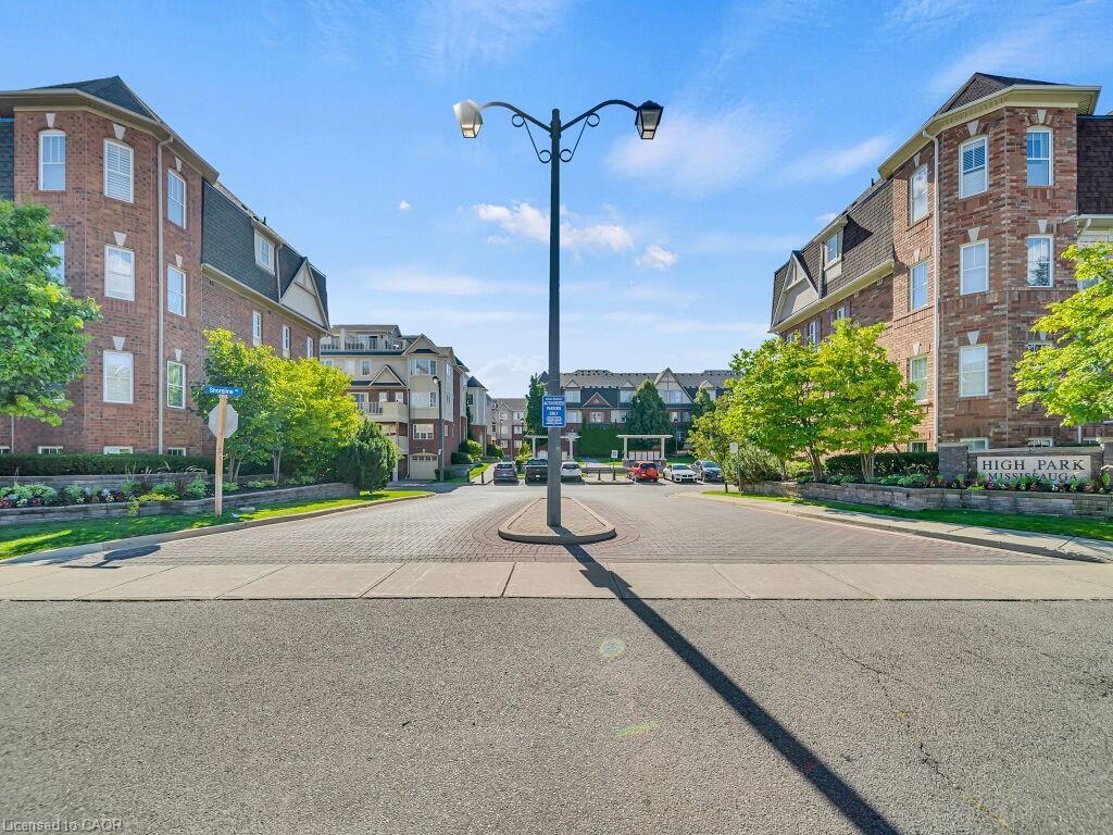 1-700 Neighbourhood Circle, Mississauga, ON - Outdoor
