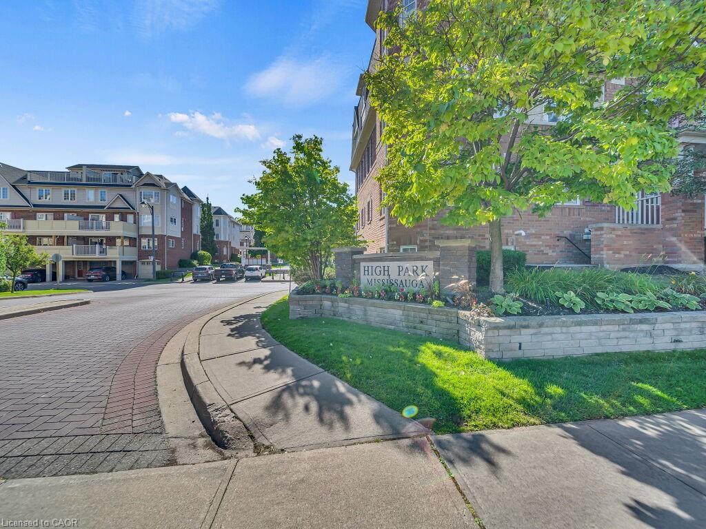 1-700 Neighbourhood Circle, Mississauga, ON - Outdoor