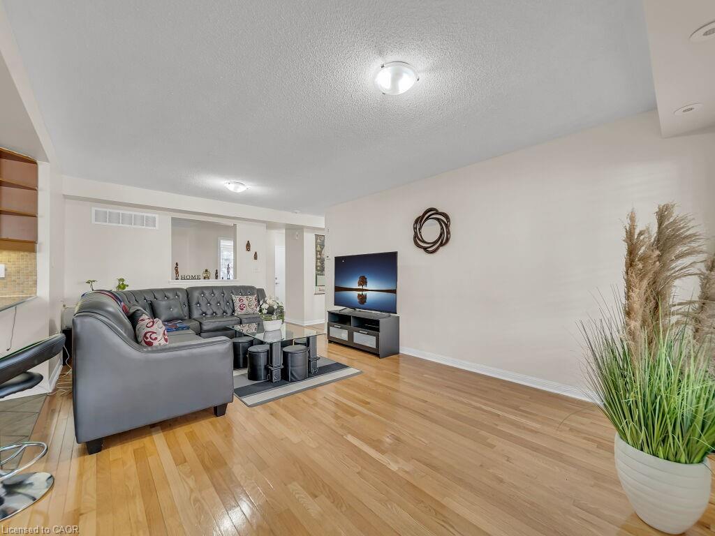 1-700 Neighbourhood Circle, Mississauga, ON - Indoor Photo Showing Living Room