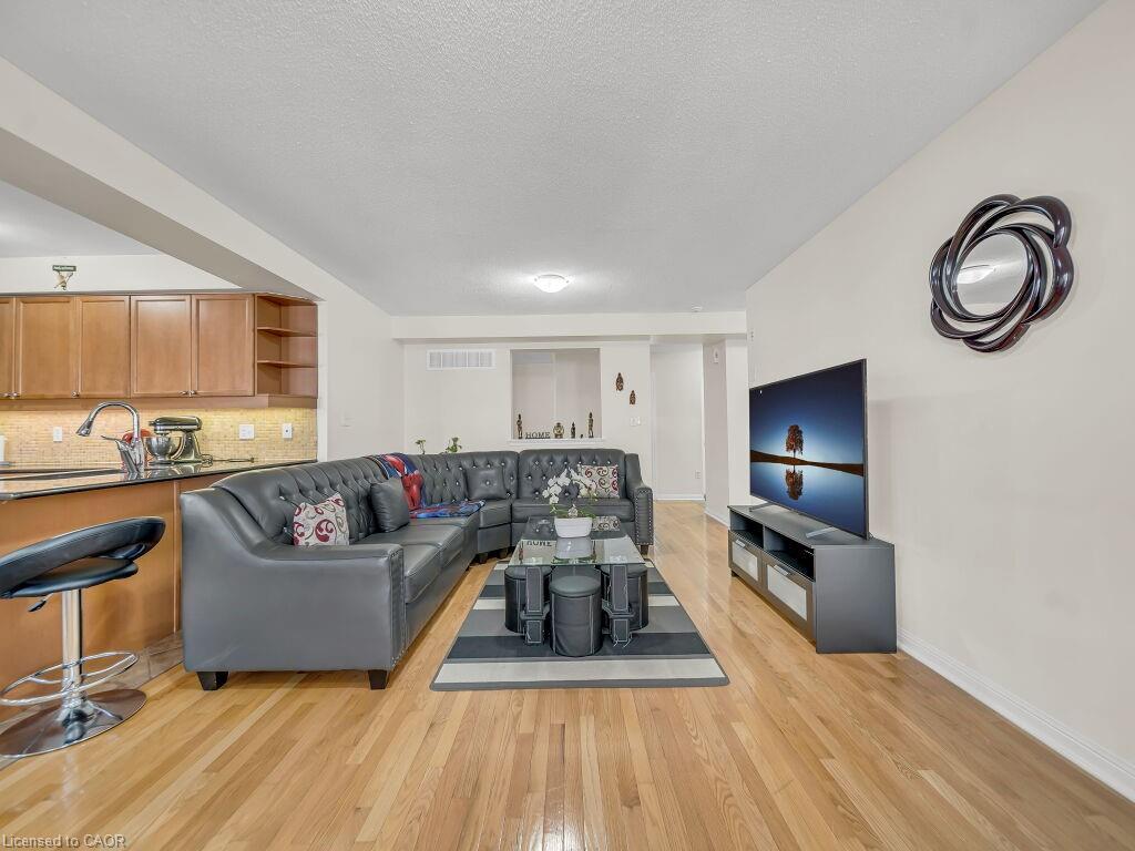 1-700 Neighbourhood Circle, Mississauga, ON - Indoor Photo Showing Other Room