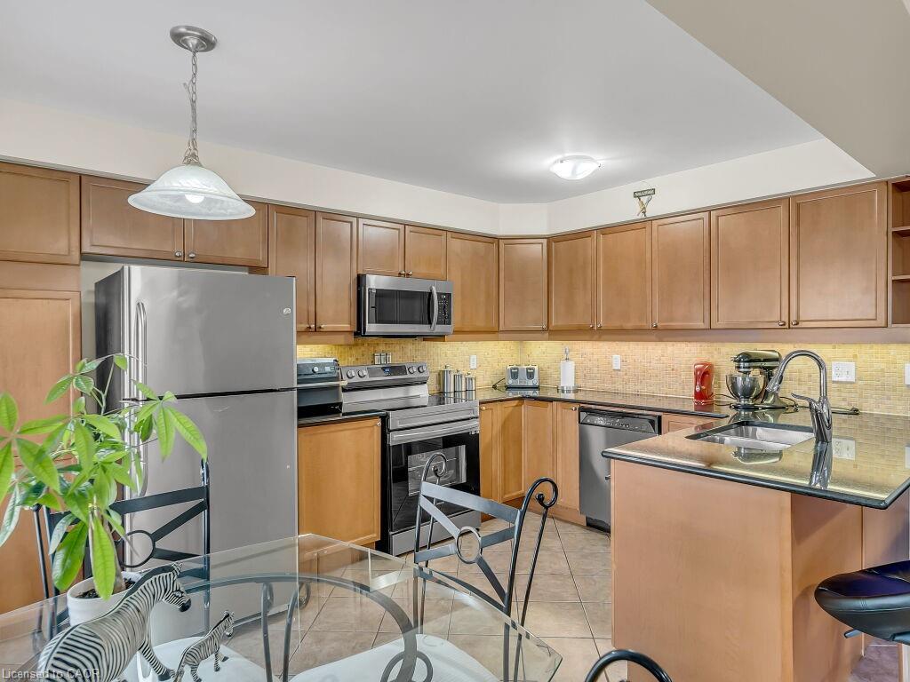 1-700 Neighbourhood Circle, Mississauga, ON - Indoor Photo Showing Kitchen With Stainless Steel Kitchen