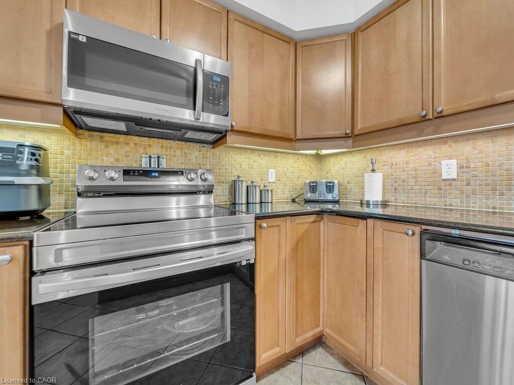 1-700 Neighbourhood Circle, Mississauga, ON - Indoor Photo Showing Kitchen