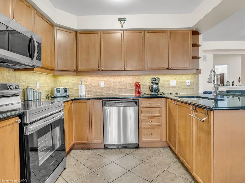 1-700 Neighbourhood Circle, Mississauga, ON - Indoor Photo Showing Kitchen