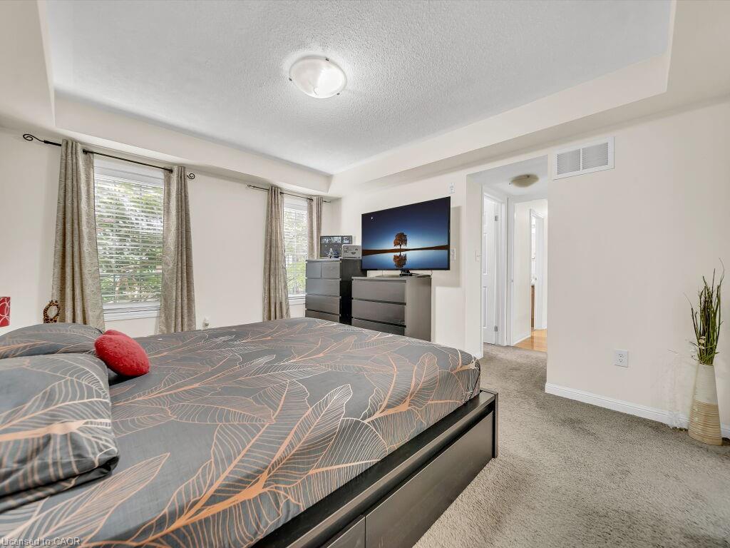 1-700 Neighbourhood Circle, Mississauga, ON - Indoor Photo Showing Bedroom
