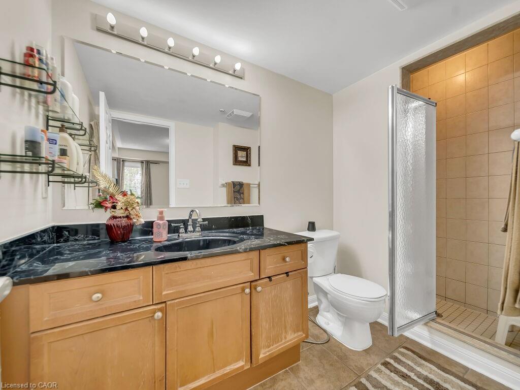 1-700 Neighbourhood Circle, Mississauga, ON - Indoor Photo Showing Bathroom