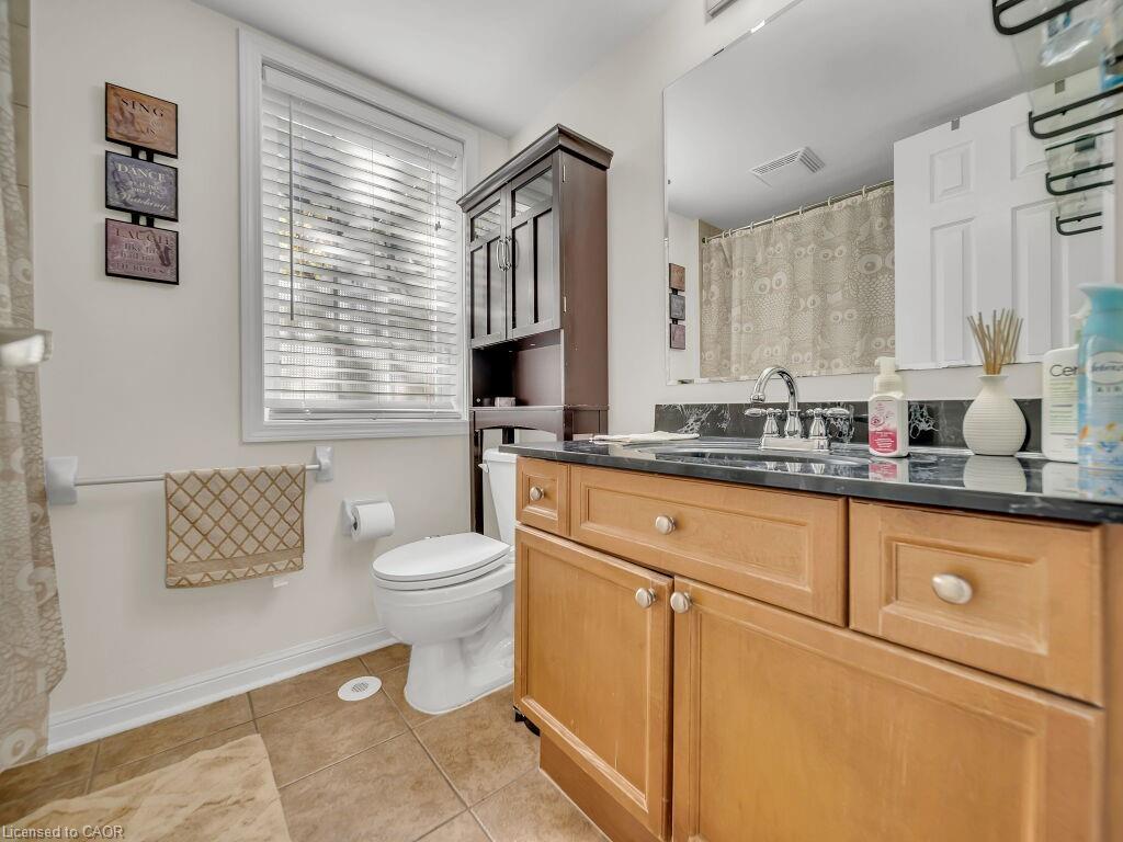 1-700 Neighbourhood Circle, Mississauga, ON - Indoor Photo Showing Bathroom
