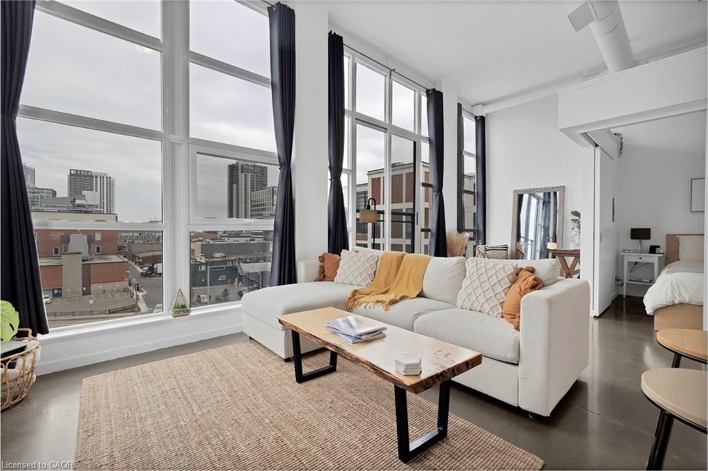 519-404 King Street W, Kitchener, ON - Indoor Photo Showing Living Room