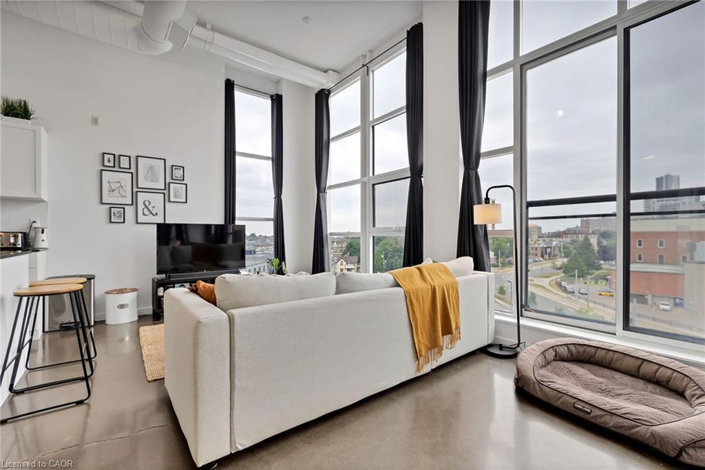 519-404 King Street W, Kitchener, ON - Indoor Photo Showing Living Room