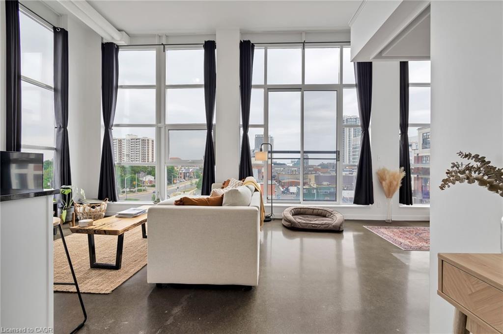 519-404 King Street W, Kitchener, ON - Indoor Photo Showing Living Room