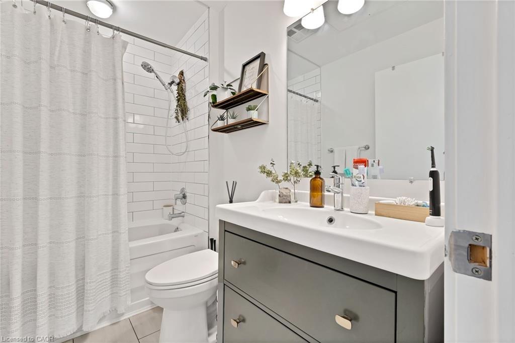 519-404 King Street W, Kitchener, ON - Indoor Photo Showing Bathroom