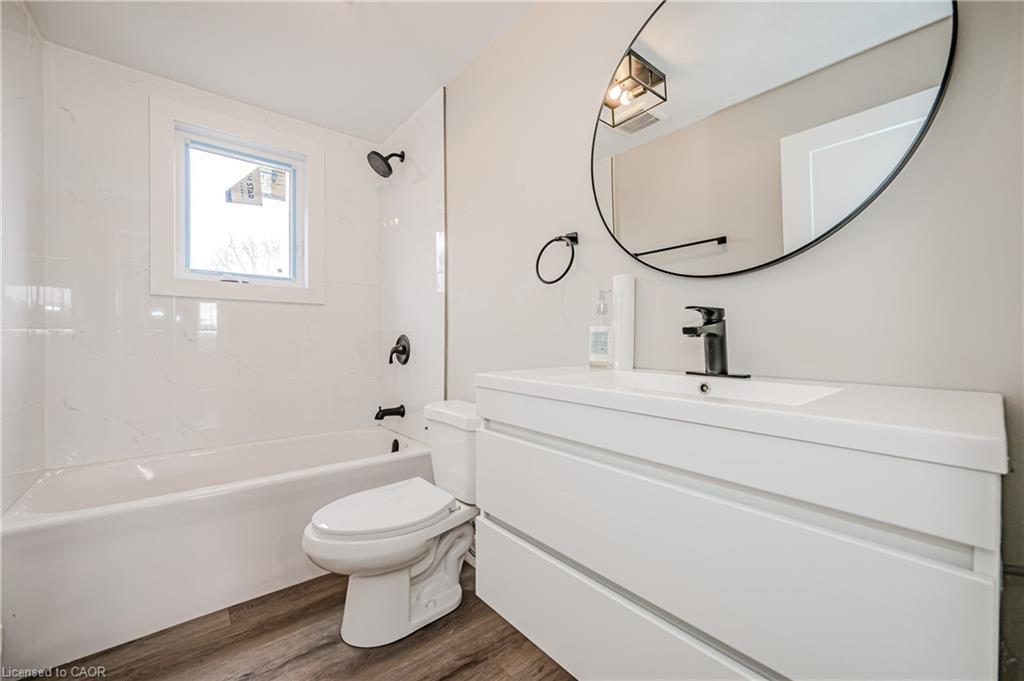 41 Albert Street, Hamilton, ON - Indoor Photo Showing Bathroom