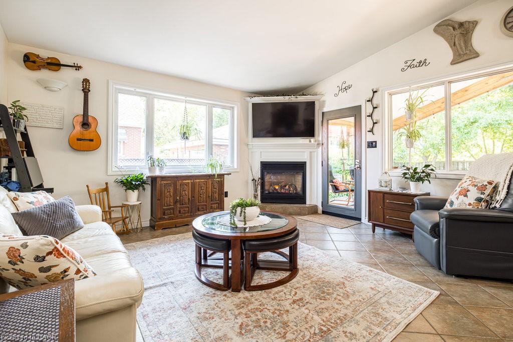 87 East 9Th Street, Hamilton, ON - Indoor Photo Showing Living Room With Fireplace