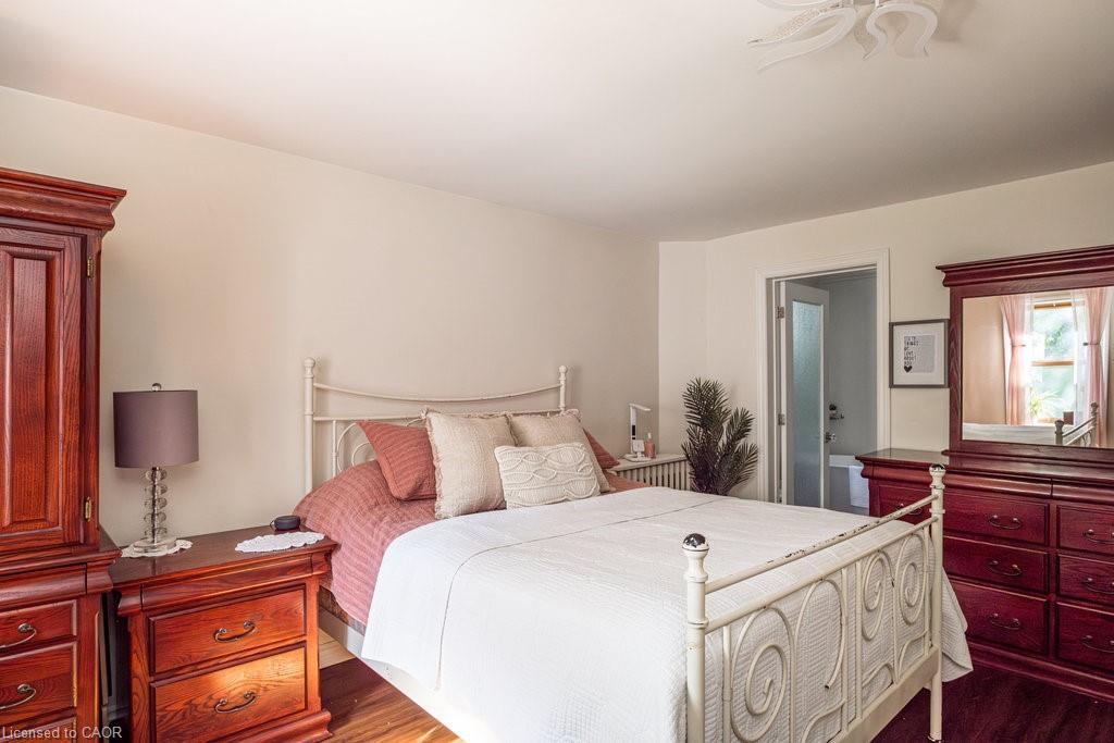 87 East 9Th Street, Hamilton, ON - Indoor Photo Showing Bedroom