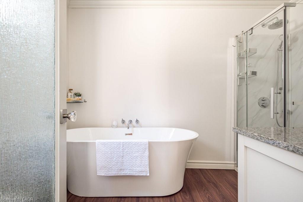 87 East 9Th Street, Hamilton, ON - Indoor Photo Showing Bathroom