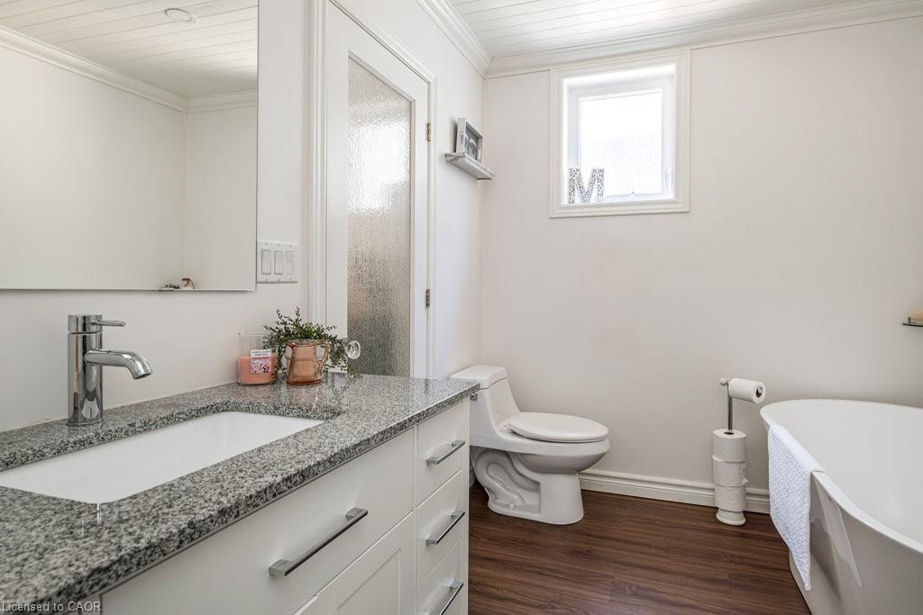 87 East 9Th Street, Hamilton, ON - Indoor Photo Showing Bathroom