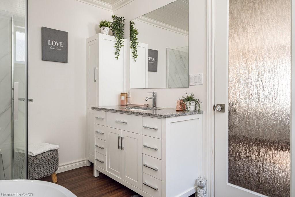 87 East 9Th Street, Hamilton, ON - Indoor Photo Showing Bathroom