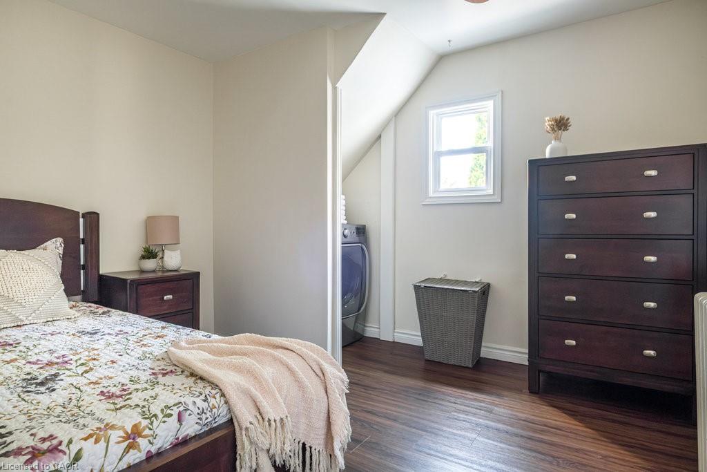 87 East 9Th Street, Hamilton, ON - Indoor Photo Showing Bedroom