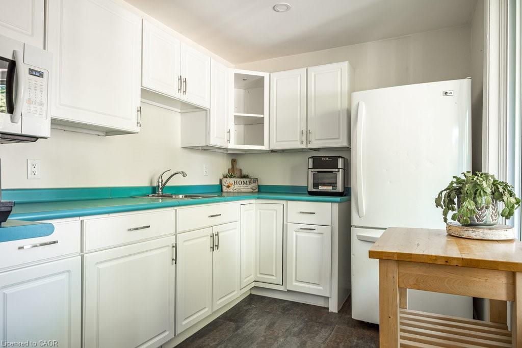 87 East 9Th Street, Hamilton, ON - Indoor Photo Showing Kitchen
