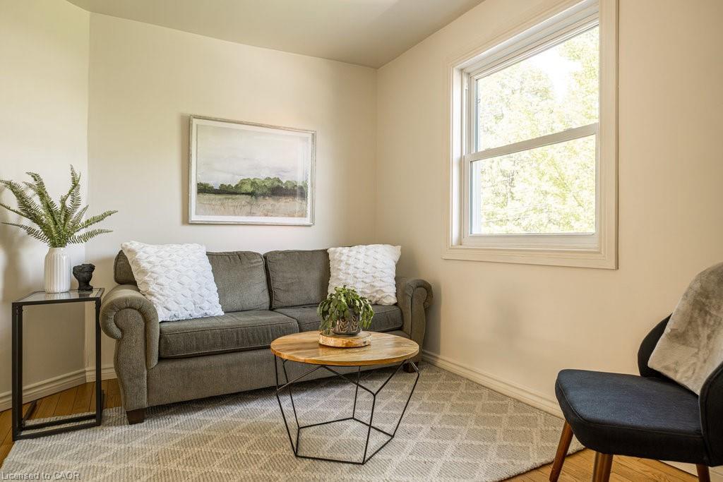 87 East 9Th Street, Hamilton, ON - Indoor Photo Showing Living Room