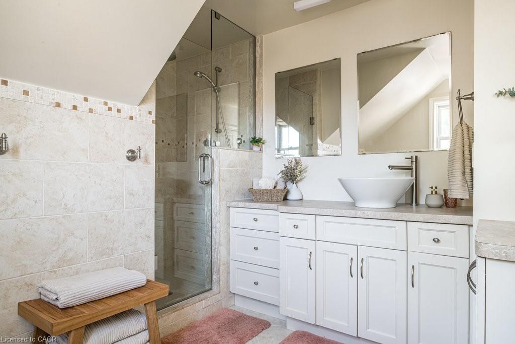 87 East 9Th Street, Hamilton, ON - Indoor Photo Showing Bathroom