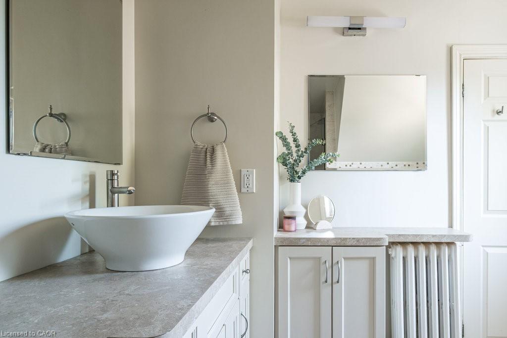 87 East 9Th Street, Hamilton, ON - Indoor Photo Showing Bathroom