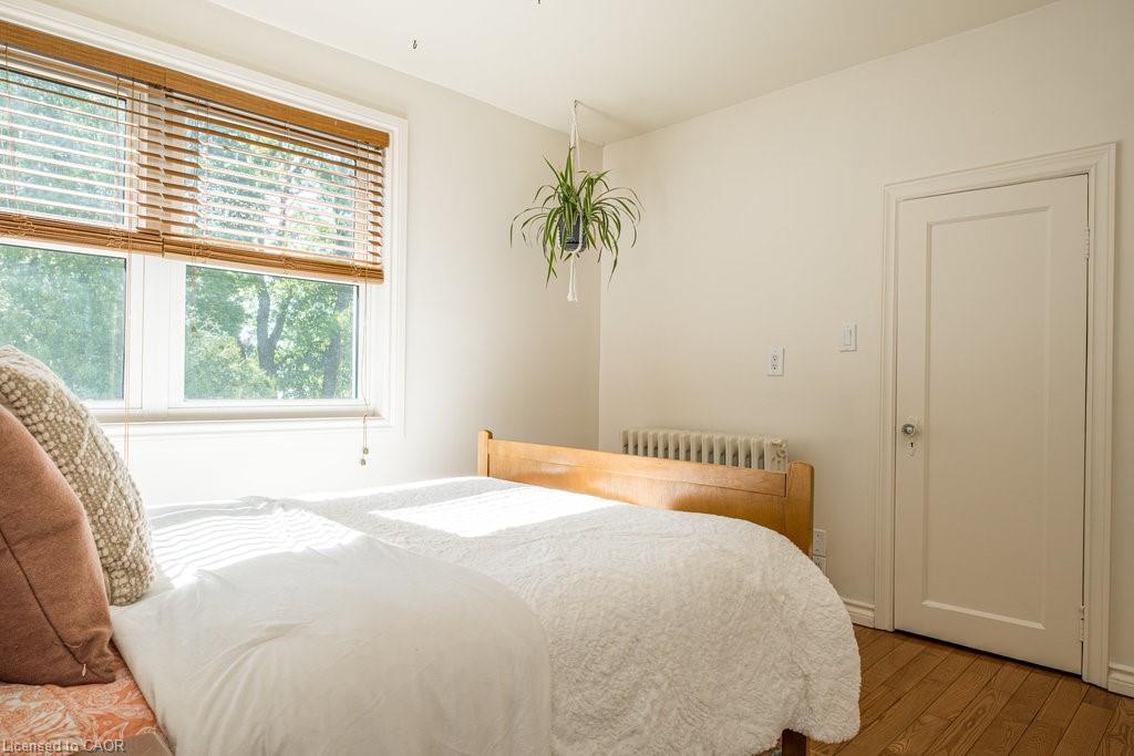 87 East 9Th Street, Hamilton, ON - Indoor Photo Showing Bedroom