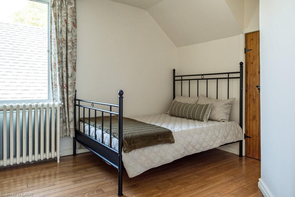 87 East 9Th Street, Hamilton, ON - Indoor Photo Showing Bedroom