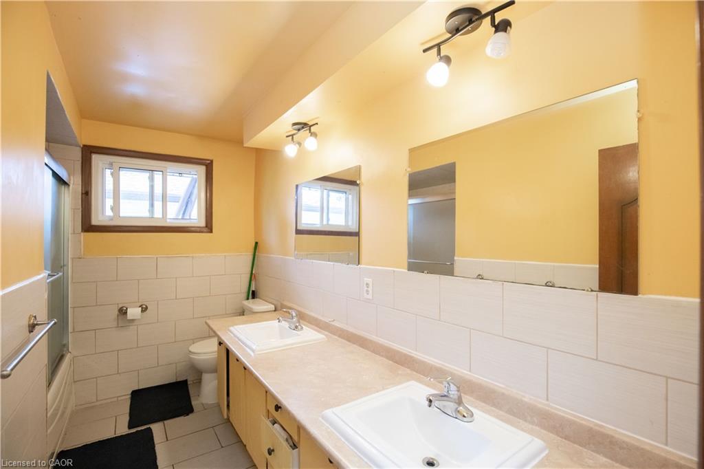 185 Lavina Crescent, Hamilton, ON - Indoor Photo Showing Bathroom