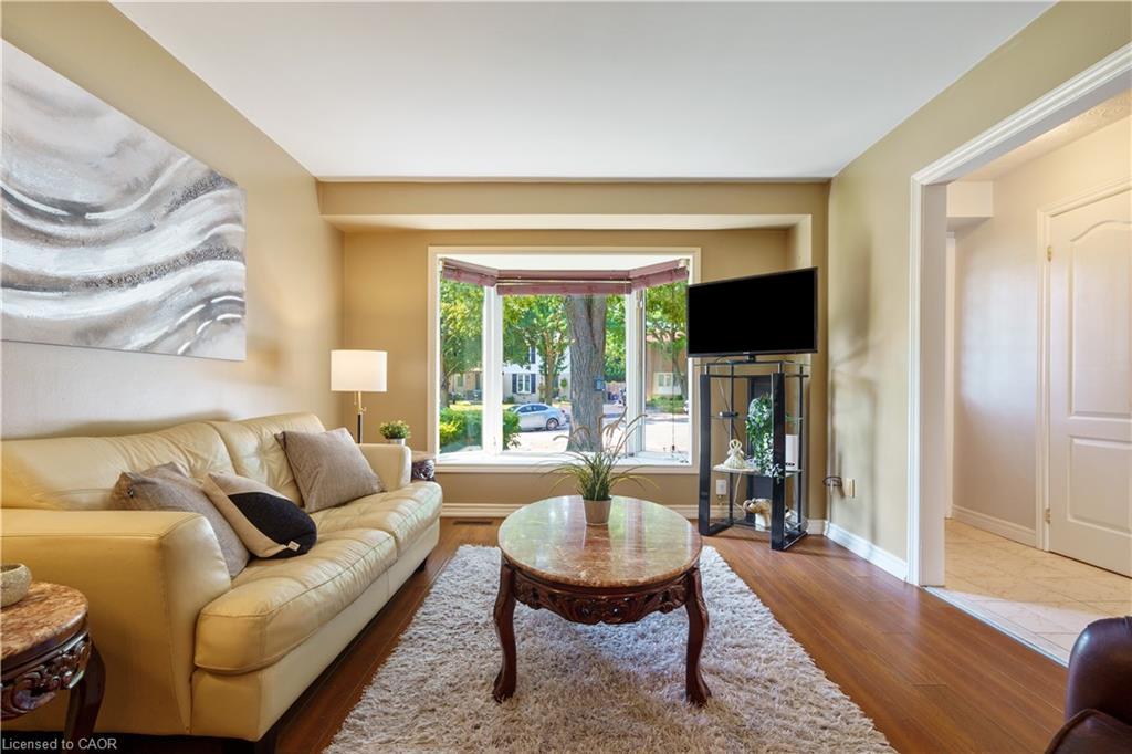 10 Glen Eden Court, Hamilton, ON - Indoor Photo Showing Living Room