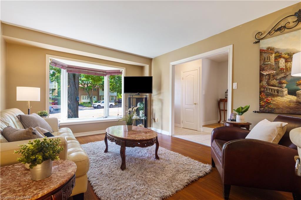 10 Glen Eden Court, Hamilton, ON - Indoor Photo Showing Living Room