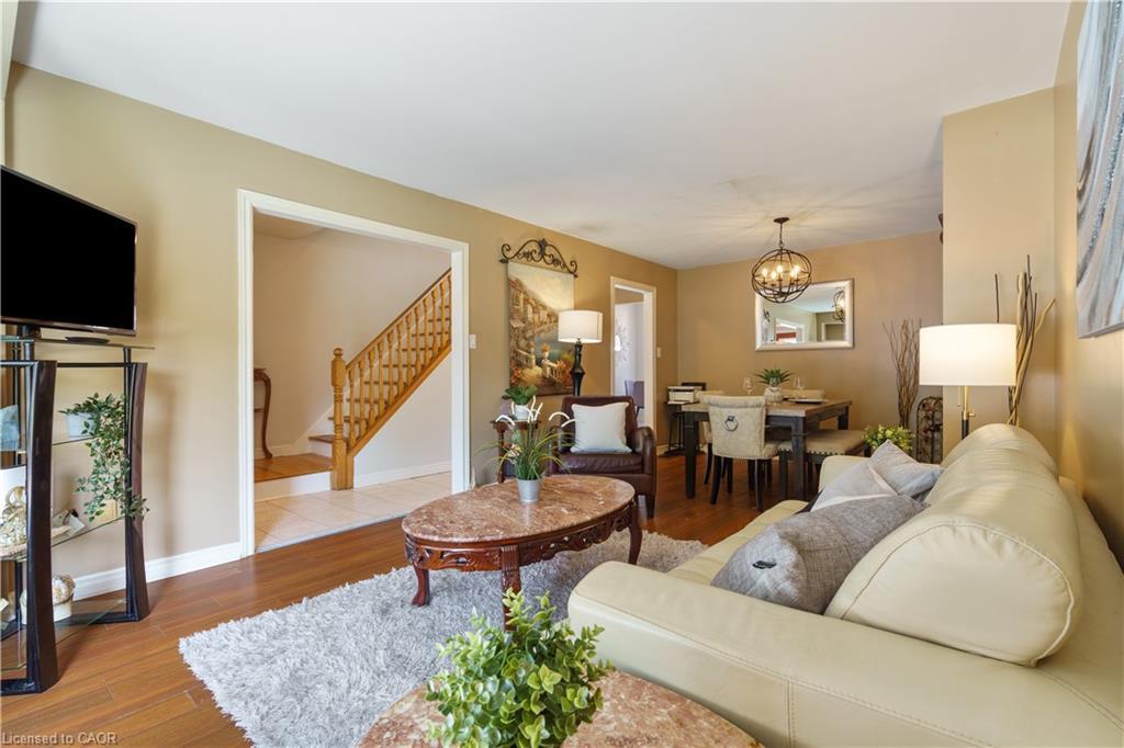 10 Glen Eden Court, Hamilton, ON - Indoor Photo Showing Living Room