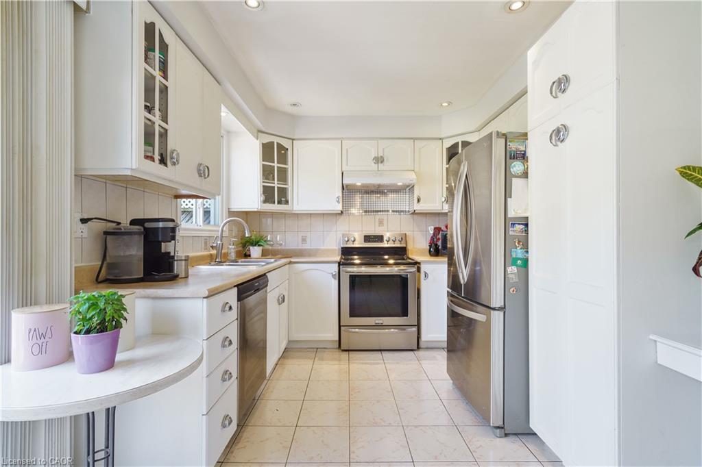 10 Glen Eden Court, Hamilton, ON - Indoor Photo Showing Kitchen