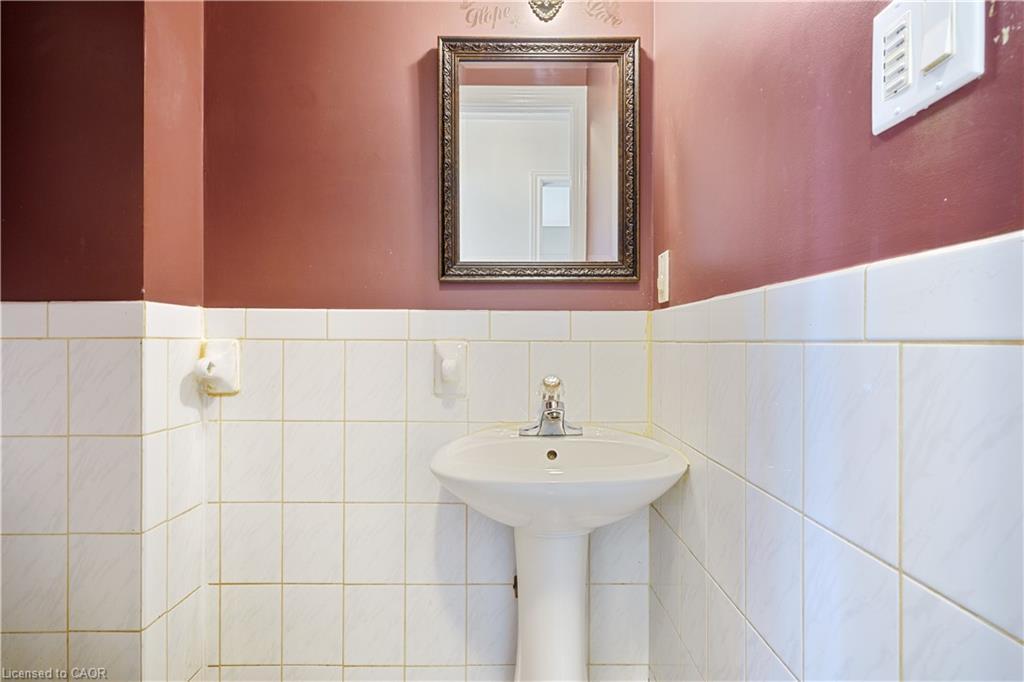 10 Glen Eden Court, Hamilton, ON - Indoor Photo Showing Bathroom
