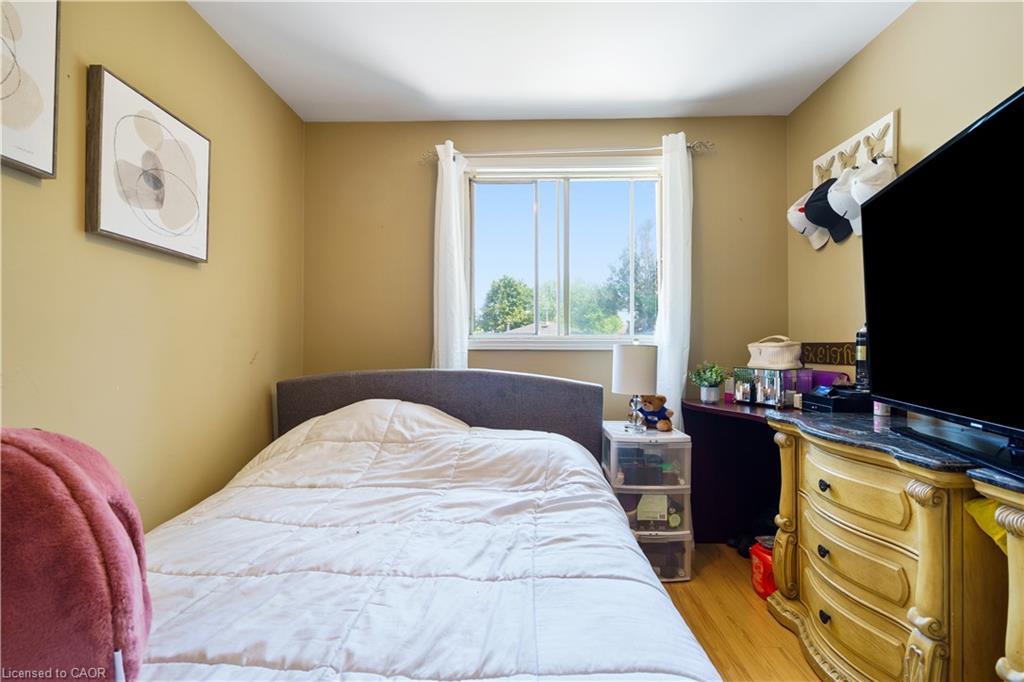 10 Glen Eden Court, Hamilton, ON - Indoor Photo Showing Bedroom