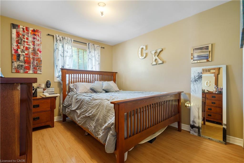 10 Glen Eden Court, Hamilton, ON - Indoor Photo Showing Bedroom