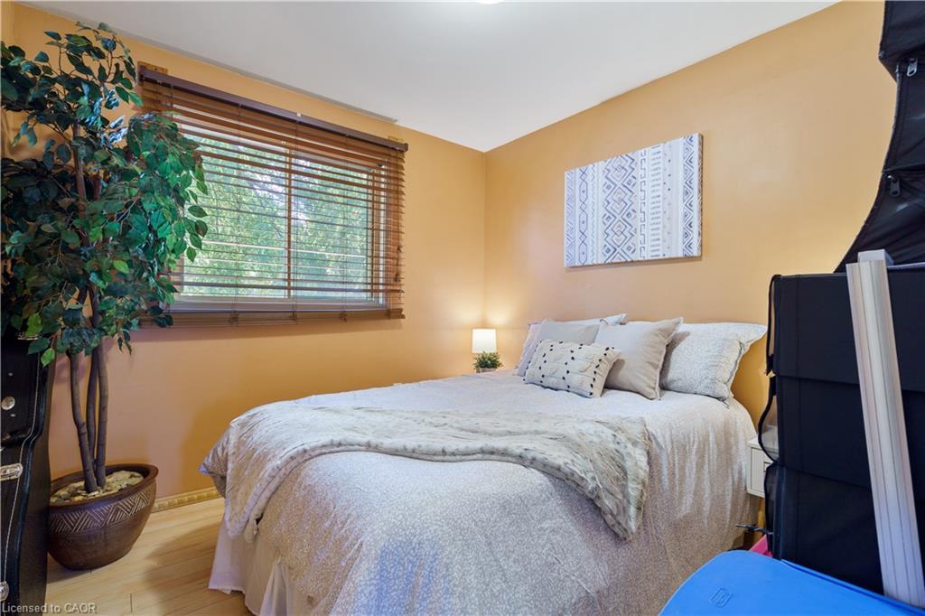 10 Glen Eden Court, Hamilton, ON - Indoor Photo Showing Bedroom
