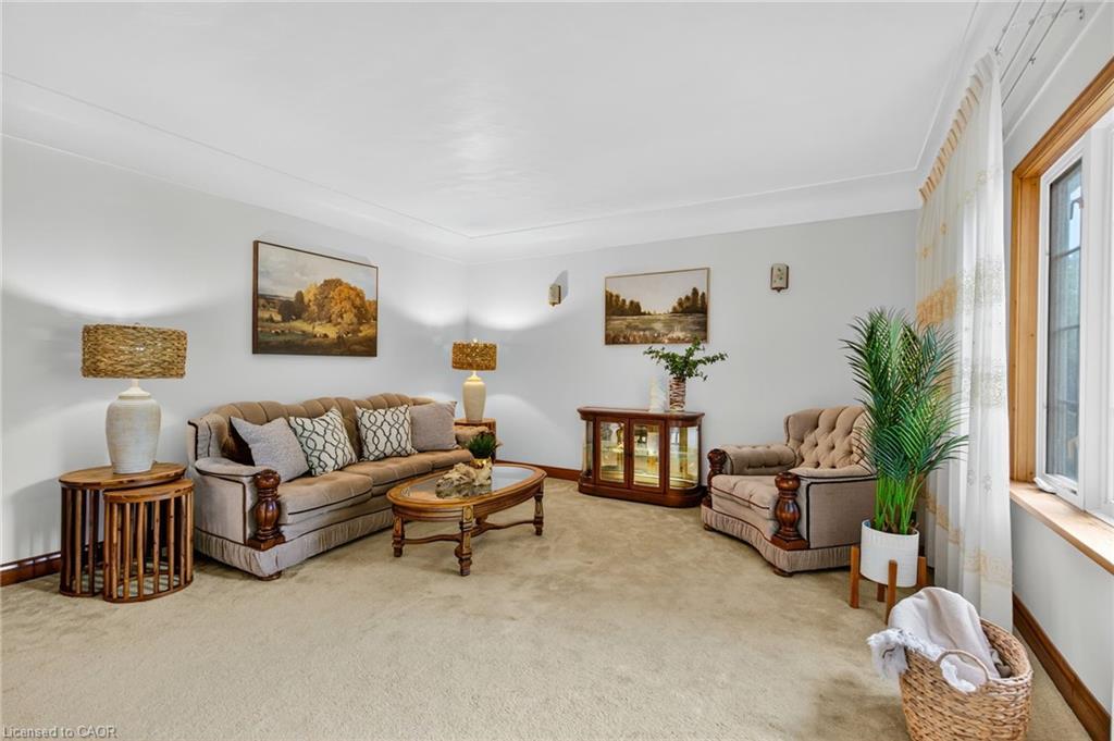 961 Danforth Avenue, Burlington, ON - Indoor Photo Showing Living Room