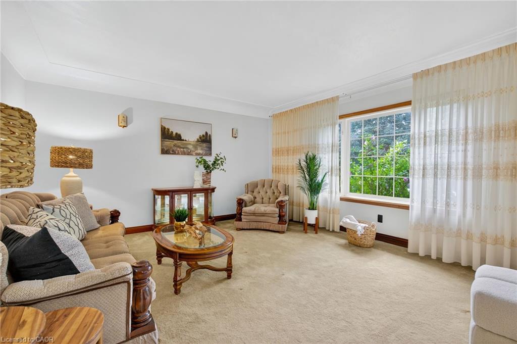 961 Danforth Avenue, Burlington, ON - Indoor Photo Showing Living Room