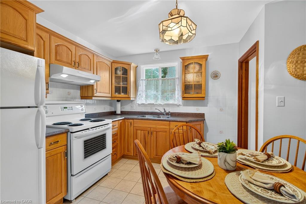 961 Danforth Avenue, Burlington, ON - Indoor Photo Showing Kitchen With Double Sink