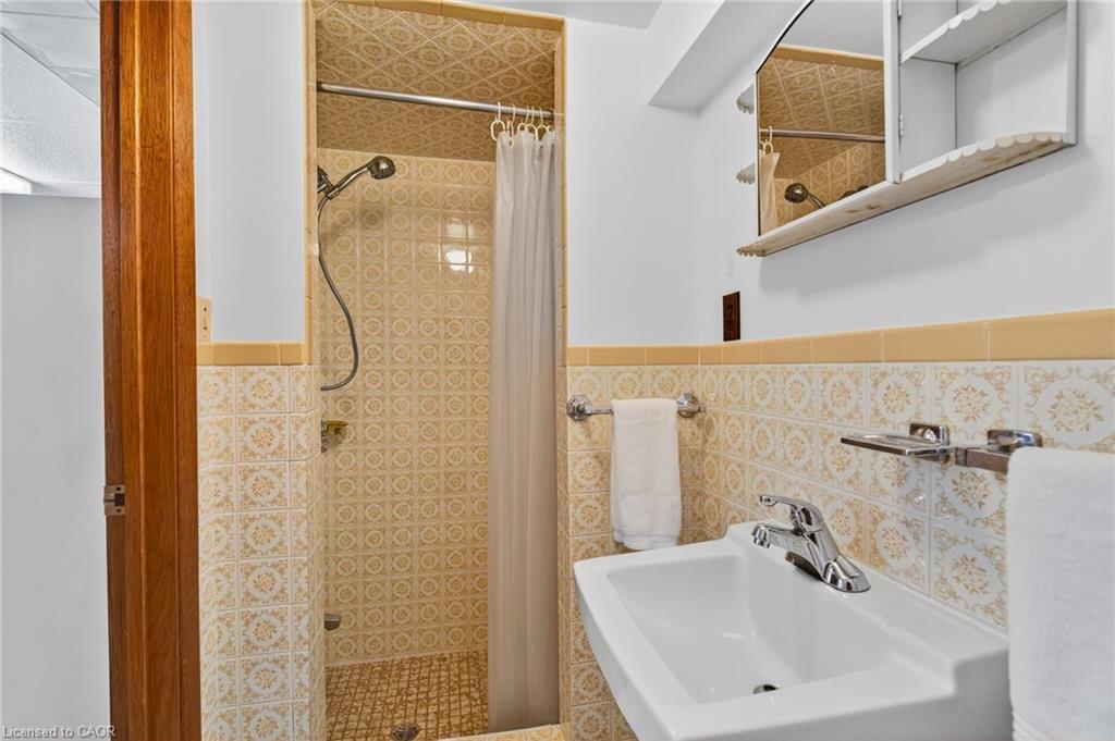 961 Danforth Avenue, Burlington, ON - Indoor Photo Showing Bathroom